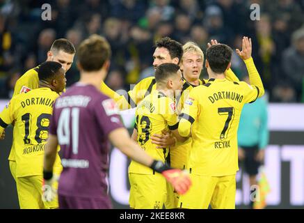 Jubilation FARE dopo l'obiettivo a 1:1, a sinistra a destra Youssoufa MOUKOKO (DO), Niklas SUELE (sulle) (DO), goalwart Jan OLSCHOWSKY (MG), Mats HUMMELS (DO), Raphael GUERREIRO (DO), Julian BRANDT (DO), Giovanni REYLASIA Soccer (Borchon), 15th novembre 1st, Borsengna, Borsenga Borsengon, Borsengon, Borsenga (11th) 2022 a Borussia Monchengladbach/Germania. Le normative #DFL vietano qualsiasi uso di fotografie come sequenze di immagini e/o quasi-video # Foto Stock