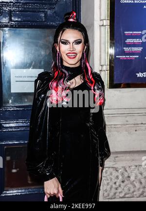 River Medway partecipa alla serata stampa per "Death Drop: Back in the Habit" al Garrick Theatre di Londra. Foto Stock