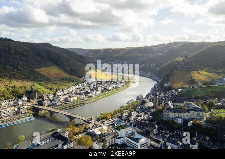 Cochem, Germania. 02nd Nov 2022. Il sole splende attraverso le nuvole sopra la città sulla Mosella, mentre il Cochem Reichsburg (r) si trova all'ombra. Il Ponte Skagerrak è visibile di fronte. Credit: Viola Lopes/dpa/Alamy Live News Foto Stock