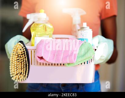 Zoom delle mani, prodotti per la pulizia della casa o per l'igiene di prodotti chimici liquidi, flaconi spray disinfettanti o spugne a spazzola per la pulizia degli strumenti di manutenzione Foto Stock