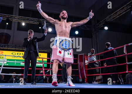 Marvin Demollari nuovo campione italiano, durante la partita di boxe valida per il titolo italiano Lightweight Foto Stock