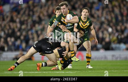 Leeds, Regno Unito. 11th Nov 2022. Campionato mondiale di rugby 2021. Australia V Nuova Zelanda. Elland Road. Leeds. Cameron Munster (Australia) è affrontato durante la partita semifinale della Coppa del mondo di rugby Australia V Nuova Zelanda. Credit: Sport in Pictures/Alamy Live News Foto Stock