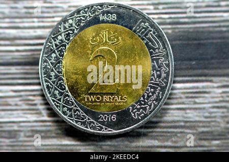 Lato opposto di 2 SAR due monete riyals dell'Arabia Saudita serie 1438 AH 2016 con stemma multiplo all'interno dell'ornamento floreale e iscrizione di t Foto Stock