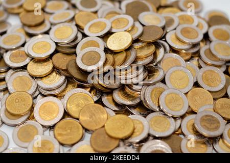 Grande quantità di monete egiziane, mucchi di 1 EGP LE una libbra egiziana e mezzo una libbra 50 cinquanta piasters, pile di sfondo di valuta egiziana, economia Foto Stock
