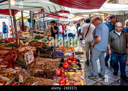 Prodotti locali in vendita al mercato Capo (Mercado del Capo), Palermo, Sicilia, Italia. Foto Stock