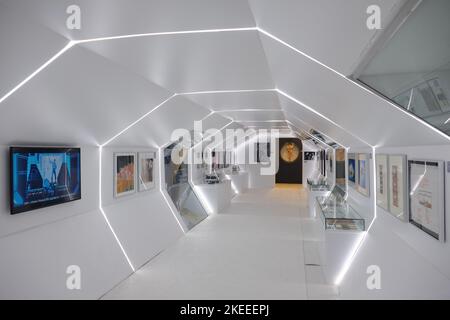 Al piano superiore del Museo del Cinema di Istanbul, che ospita la mostra Stanley Kubrick, che comprende materiali del 2001: Un'odissea nello spazio, classico della fantascienza di culto. Foto Stock