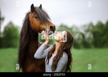 Donna e Dartmoor Pony Foto Stock