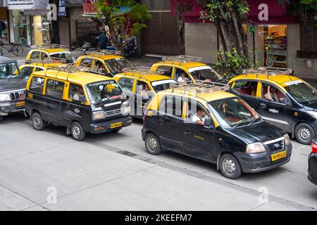 MUMBAI - 20 SETTEMBRE: File di tradizionali taxi gialli e neri di Mumbai, taxi in una strada cittadina il 20 settembre. 2022 in India Foto Stock