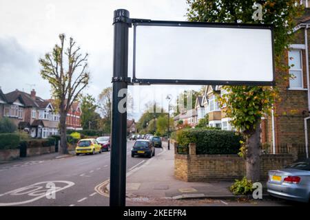 Segnaletica stradale vuota con sfondo di proprietà residenziale Foto Stock