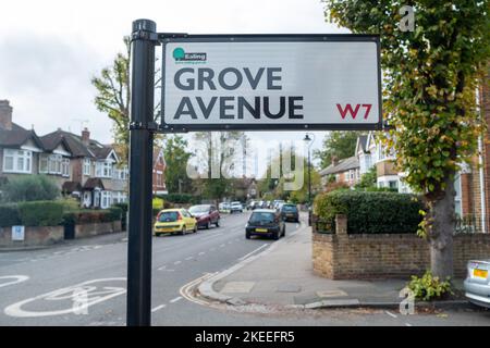 Londra - Novembre 2022: Cartello stradale Grove Avenue, una strada residenziale ad Hanwell, Ealing Foto Stock