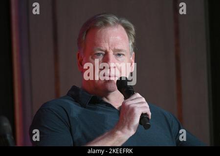 Monaco, Germania. 12th Nov 2022. Roger Goodell, commissario della NFL, parla al Football americano: Pro League NFL, Fan Forum al Bayerischer Hof. Credit: Felix Hörhager/dpa/Alamy Live News Foto Stock