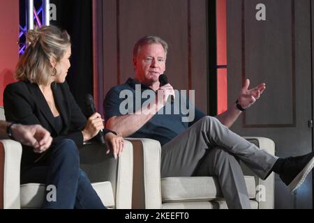 Monaco, Germania. 12th Nov 2022. Roger Goodell, commissario della NFL, parla al Football americano: Pro League NFL, Fan Forum al Bayerischer Hof. Credit: Felix Hörhager/dpa/Alamy Live News Foto Stock