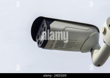 Primo piano della telecamera di sorveglianza di sicurezza, telecamera CCTV in città Foto Stock