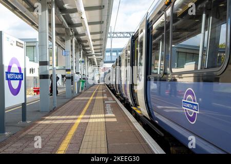 Londra - Novembre 2022: Treno della Elizabeth Line sulla piattaforma della West Ealing Station Foto Stock