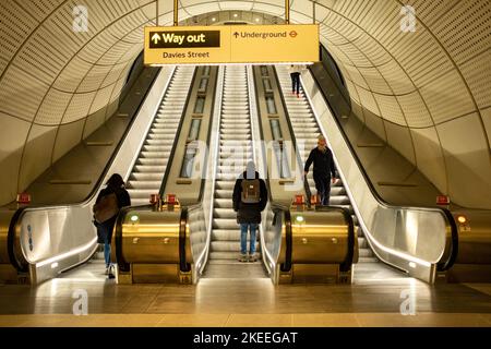 Londra - Novembre 2022: Infrastruttura scala mobile della Bond Street Station Elizabeth Line. Foto Stock
