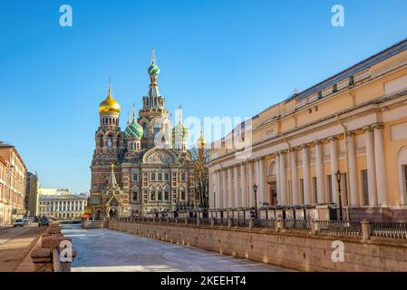 ST. PETERSBURG, RUSSIA - 03 APRILE 2022: Cattedrale della Risurrezione di Cristo (Spas-on-Blood) e la costruzione del Museo Russo Foto Stock