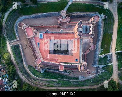 MEDINA DEL CAMPO, SPAGNA - APRILl 2, 2022: Veduta aerea del famoso castello Castillo de la Mota a Medina del campo, Valladolid. Questo farmaco ricostruito Foto Stock