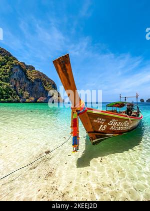 Barca a coda lunga a Monkey Beach sull'isola di koh Phi Phi Don, a Krabi, Thailandia Foto Stock