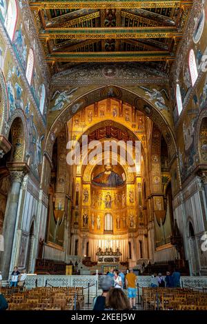 Visitatori all'interno della Cattedrale di Monreale, Palermo, Sicilia, Italia. Foto Stock