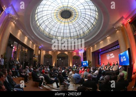 Monaco, Germania. 12th Nov 2022. Pubblico seduto al Football americano: Campionato professionale NFL, forum dei fan al Bayerischer Hof. Credit: Felix Hörhager/dpa/Alamy Live News Foto Stock