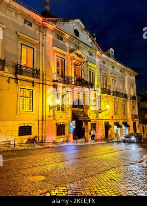 Lisbona, Portogallo, facciata dell'edificio, illuminata di notte, ristorante tradizionale Brasserie portoghese, "Palacio Chiado", città illustrativa di lisbona Foto Stock