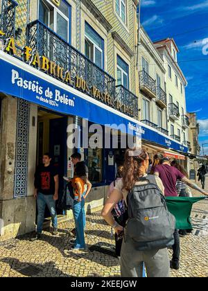 Lisbona, Portogallo, all'interno della panetteria portoghese locale, torte al forno, in esposizione, specialità locale 'Pastiis de Belem' negozio locale Foto Stock