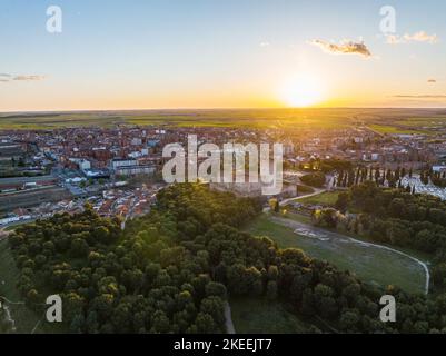 Vista aerea della città spagnola di Medina del campo a Valladolid, con il suo famoso castello Castillo de la Mota in primo piano. Foto Stock