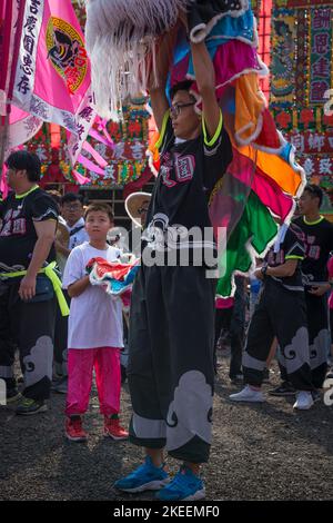 I ballerini leoni preparano i loro elaborati e colorati burattini per una performance al decennale da Jiu festival, Kam Tin, New Territories, Hong Kong, 2015 Foto Stock