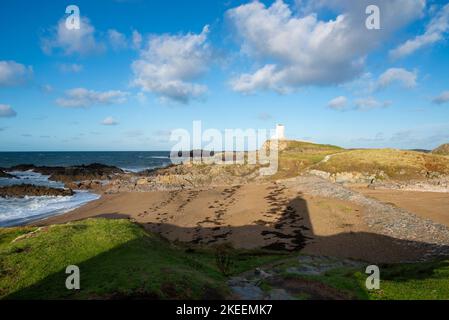 Faro di TWR Mawr sulla punta di Llanddwyn Island, Anglesey, Galles del Nord. Foto Stock