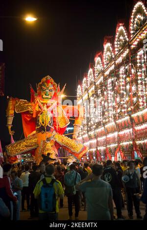 Gli abitanti del villaggio trasportano l'enorme effigie del re fantasma attraverso le strade della città di Kam Tin di notte durante il decennale festival da Jiu, Hong Kong, 2015 Foto Stock