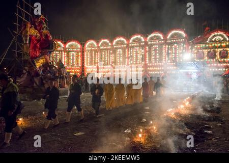 I sacerdoti taoisti benedicono gli olocausti rituali durante la cerimonia climatica del decennale da Jiu Festival, Kam Tin, New Territories, Hong Kong, 2015 Foto Stock