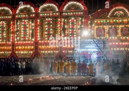 I sacerdoti taoisti benedicono gli olocausti rituali durante la cerimonia climatica del decennale da Jiu Festival, Kam Tin, New Territories, Hong Kong, 2015 Foto Stock