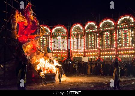 La bruciatura dell'effigie del re fantasma alla cerimonia climatica del decennale da Jiu festival, Kam Tin, New Territories, Hong Kong, 2015 Foto Stock