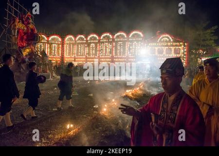 I sacerdoti taoisti benedicono gli olocausti rituali durante la cerimonia climatica del decennale da Jiu Festival, Kam Tin, New Territories, Hong Kong, 2015 Foto Stock