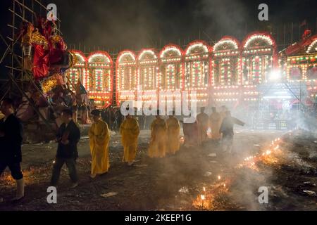 I sacerdoti taoisti benedicono gli olocausti rituali durante la cerimonia climatica del decennale da Jiu Festival, Kam Tin, New Territories, Hong Kong, 2015 Foto Stock