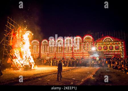 La bruciatura dell'effigie del re fantasma alla cerimonia climatica del decennale da Jiu festival, Kam Tin, New Territories, Hong Kong, 2015 Foto Stock