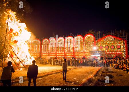 La bruciatura dell'effigie del re fantasma alla cerimonia climatica del decennale da Jiu festival, Kam Tin, New Territories, Hong Kong, 2015 Foto Stock