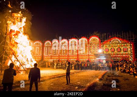 La bruciatura dell'effigie del re fantasma alla cerimonia climatica del decennale da Jiu festival, Kam Tin, New Territories, Hong Kong, 2015 Foto Stock