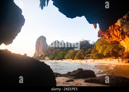 spiaggia tropicale vista da una grotta Foto Stock