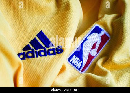 Logo NBA "National Basketball Association" campionato nazionale professionale nordamericano con il logo Adidas cucito sulla maglia della squadra dei Los Angeles Lakers Foto Stock