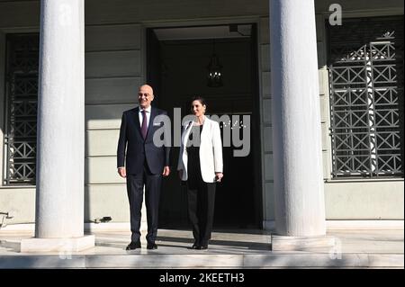 Atene, Grecia. 11th Nov 2022. Ministro degli Affari Esteri del Belgio, Hadja Lahbib (a destra) con il Ministro degli Affari Esteri della Grecia, Nikos Dendias (a sinistra). (Foto di Dimitrios Karvountzis/Pacific Press) Credit: Pacific Press Media Production Corp./Alamy Live News Foto Stock