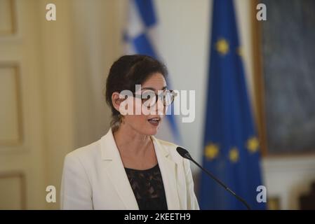 Atene, Grecia. 11th Nov 2022. Ministro degli affari esteri del Belgio, Hadja Lahbib, durante le dichiarazioni con il Ministro degli affari esteri della Grecia, Nikos Dendias. (Foto di Dimitrios Karvountzis/Pacific Press) Credit: Pacific Press Media Production Corp./Alamy Live News Foto Stock