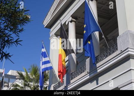 Atene, Grecia. 11th Nov 2022. Bandiera greca (sinistra), bandiera del Belgio (centro) e bandiera dell'UE (destra) nell'edificio del Ministero degli Affari Esteri greco. (Foto di Dimitrios Karvountzis/Pacific Press) Credit: Pacific Press Media Production Corp./Alamy Live News Foto Stock