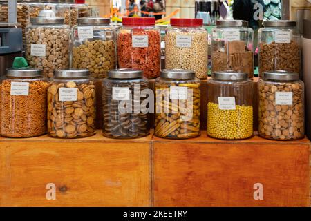 Vari tipi di biscotti che vendono allo stand. Foto Stock