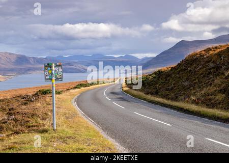 Strada lungo Little Loch Broroom nelle Highlands della Scozia Foto Stock