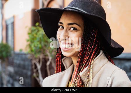 Felice giovane donna africana che si diverte in città Foto Stock