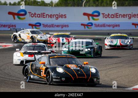 86 WAINWRIGHT Michael (gbr), PERA Ricardo (ita), BARKER Benjamin (gbr), GR Racing, Porsche 911 RSR - 19, in azione durante la 8 ore del Bahrain 2022, 6th° round del Campionato Mondiale di Endurance FIA 2022 sul circuito Internazionale del Bahrain dal 9 al 12 novembre 2022 a Sakhir, Bahrain - Foto DPPI Foto Stock