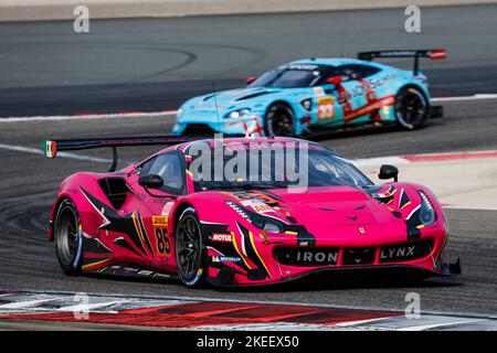 85 FREY Rahel (swi), BOVY Sarah (bel), GATTING Michelle (dnk), Iron DAMES, Ferrari 488 GTE EVO, in azione durante la 8 ore del Bahrain 2022, 6th° round del Campionato Mondiale di resistenza FIA 2022 sul circuito Internazionale del Bahrain dal 9 al 12 novembre 2022 a Sakhir, Bahrain - Foto DPPI Foto Stock