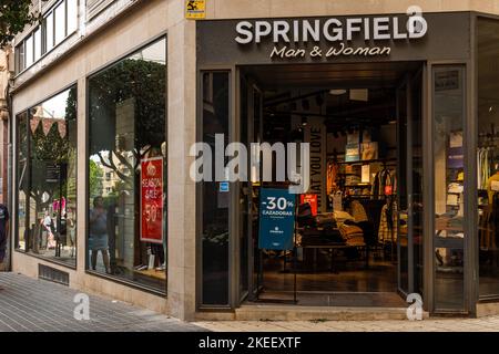 Inca, Spagna; ottobre 22 2022: Facciata principale del negozio di abbigliamento multinazionale, Springfield, nella città di Maiorca di Inca, Spagna Foto Stock