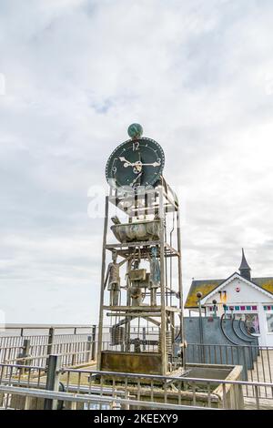 Orologio sull'acqua sul molo Southwold Suffolk 2022 Foto Stock